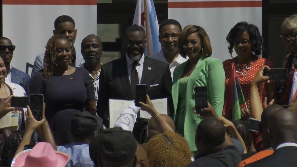 본문 이미지 - 17일&#40;현지시간&#41; 미국 시카고시에서 열린 준틴스 행사에서 존슨 시장이 관련 행정명령에 서명한 후 기념사진을 찍고 있다. &#40;출처 : 시카고 시장실 X 동영상 갈무리&#41; 2024.06.18/