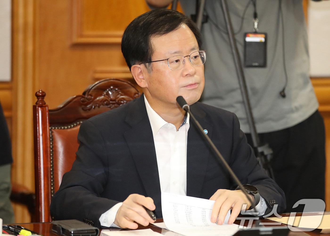 본문 이미지 - 조병규 우리은행장이 19일 오전 서울 중구 은행연합회에서 열린 국내 은행장 간담회에서 이복현 금융감독원장의 발언을 경청하고 있다. 2024.6.19/뉴스1 ⓒ News1 임세영 기자