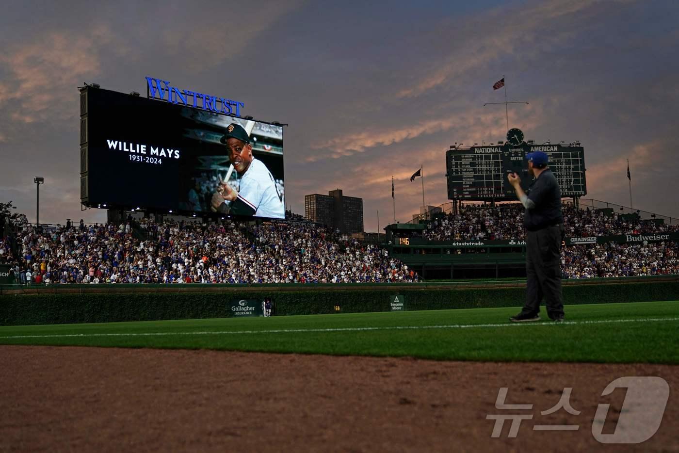 샌프란시스코 자이언츠의 전설 윌리 메이스가 향년 93세로 타계했다. 시카고에서 열린 시카고 컵스와 샌프란시스코 자이언츠의 경기에서 전광판에 그의 별세를 알리는 추모 사진이 나오고 있다. 2024.6.19 ⓒ AFP=뉴스1 ⓒ News1 강민경 기자