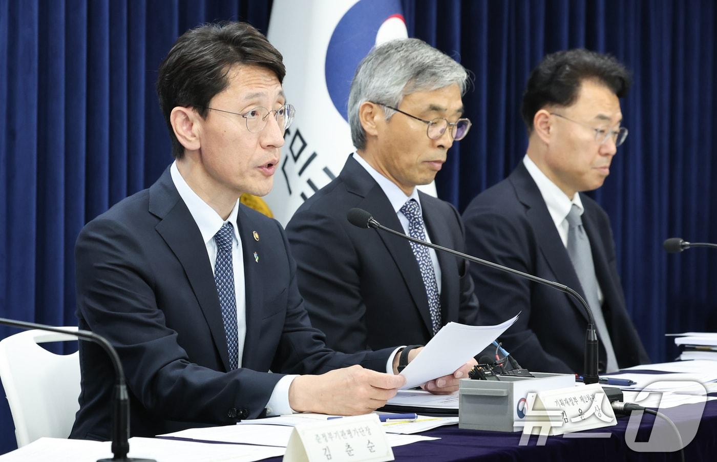 본문 이미지 - 김윤상 기획재정부 2차관이 19일 서울 종로구 정부서울청사에서 2023년도 공공기관 경영실적 평가 결과를 발표하고 있다. 2024.6.19/뉴스1 ⓒ News1 허경 기자