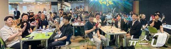 본문 이미지 - 리터놀 등 D-멤버스데이 참가기업 관계자들이 기념촬영을 하고 있다. /뉴스1