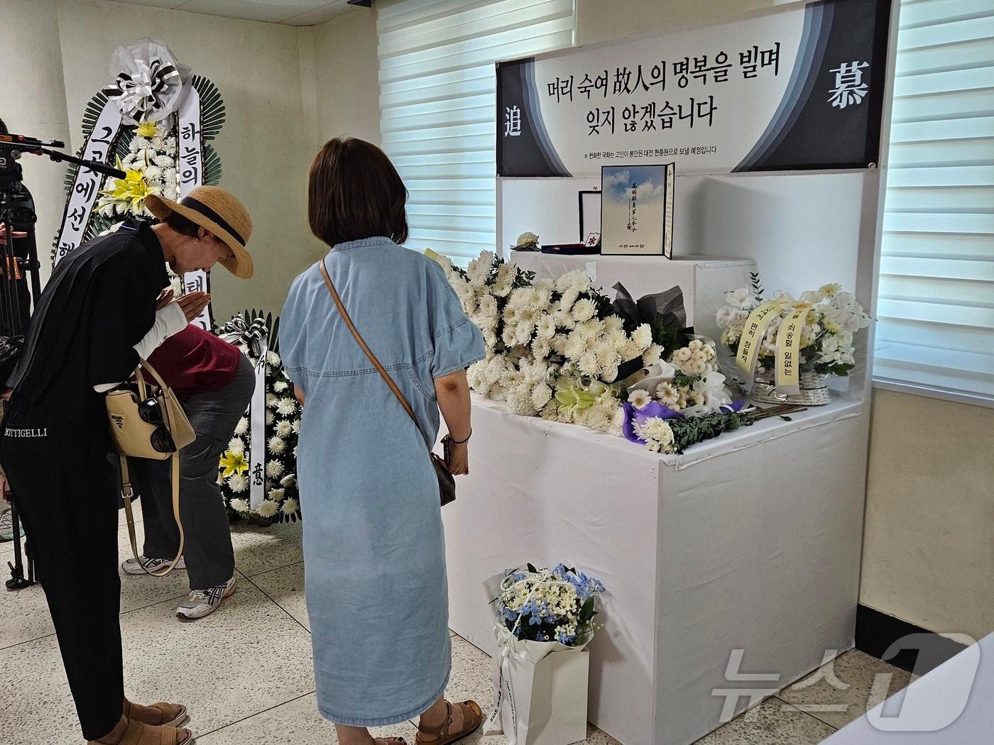 본문 이미지 - 육군 12사단에서 군기훈련을 받다 쓰러져 숨진 훈련병 동료들의 수료식이 19일 오전 강원 인제군 인제읍 남북리 인제체육관에서 열렸다. 이날 수료식장 옆에 마련된 숨진 훈련병의 추모공간에서 참석자들이 추모하고 있다.2024.6.19  ⓒ News1 한귀섭 기자