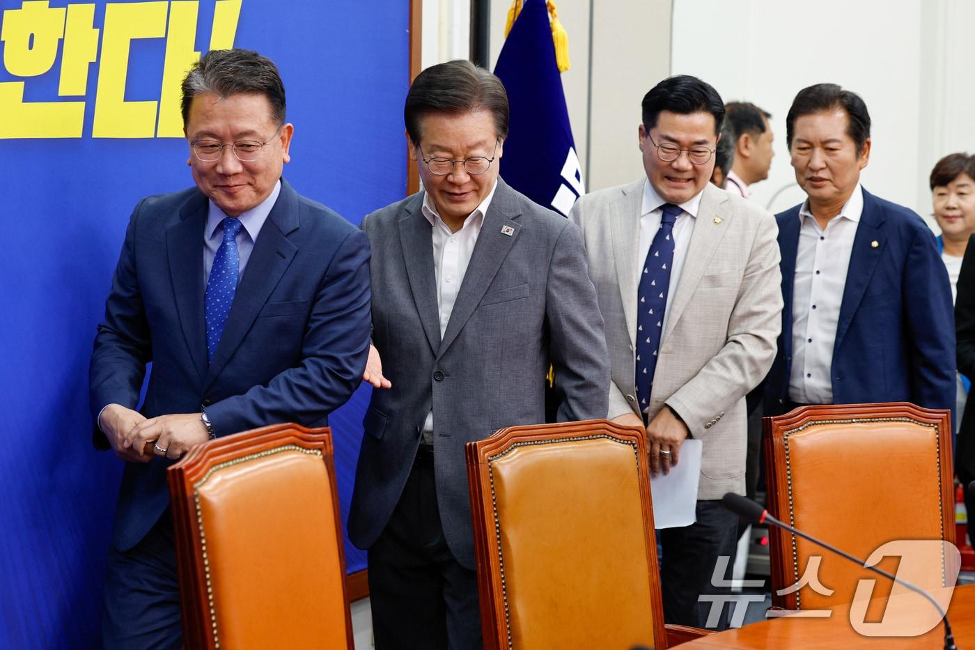 본문 이미지 - 강민구 더불어민주당 최고위원(왼쪽부터), 이재명 대표, 박찬대 원내대표, 정청래 최고위원이 19일 오전 서울 여의도 국회에서 열린 최고위원회의에 입장하고 있다. 2024.6.19/뉴스1 ⓒ News1 안은나 기자