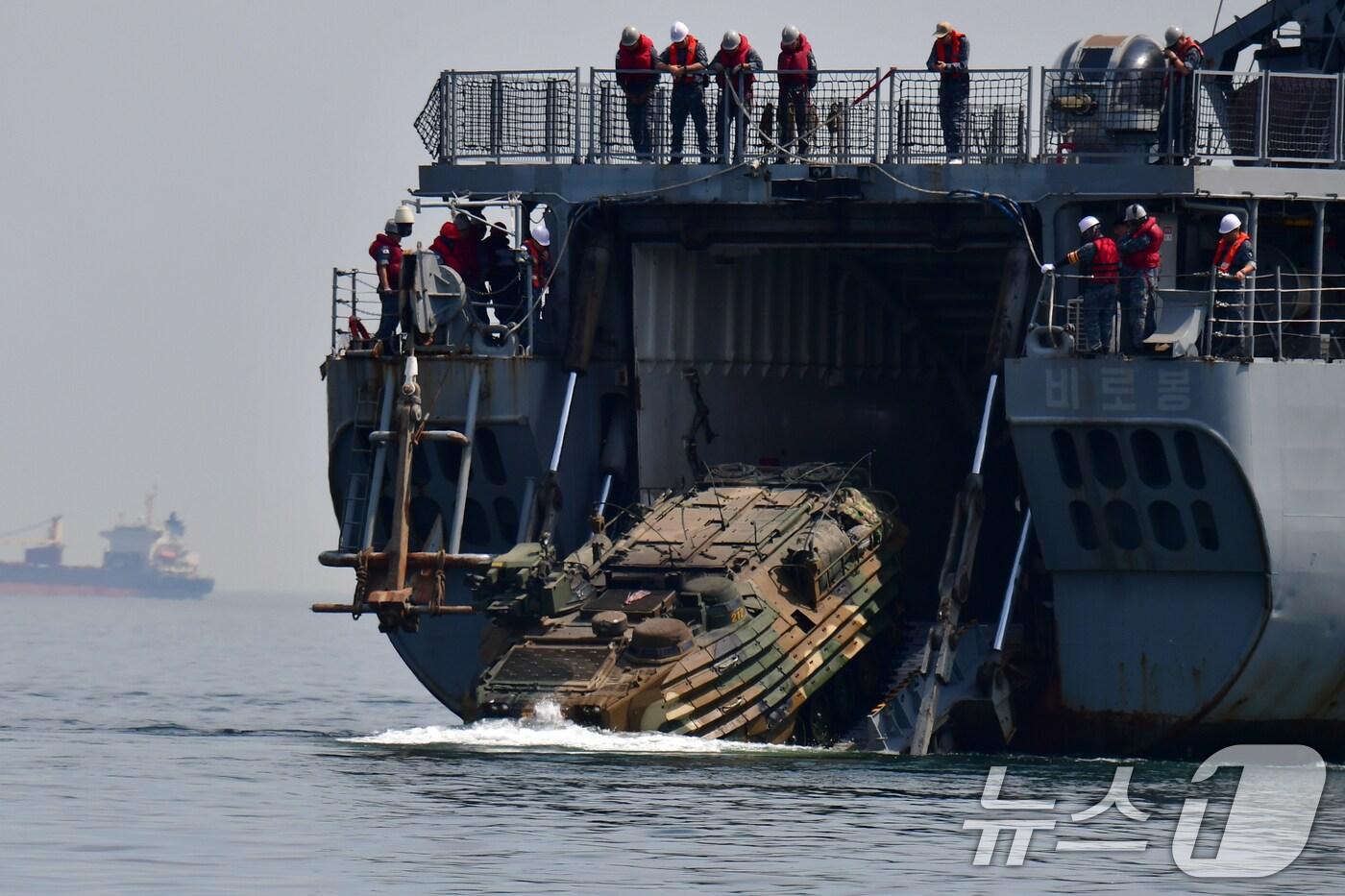 19일 해병대 1사단이 경북 포항시 남구 도구 해안에서 KAAV한국형상륙돌격장갑차 재탑제 훈련이 실시되고 있다. 이번 훈련은 유사시 해군 상륙지원함인 비로봉함(LST-682)을 이용, 신속한 작전지역으로 이동하기 위한 훈련이다. 2024.6.19/뉴스1 ⓒ News1 최창호 기자