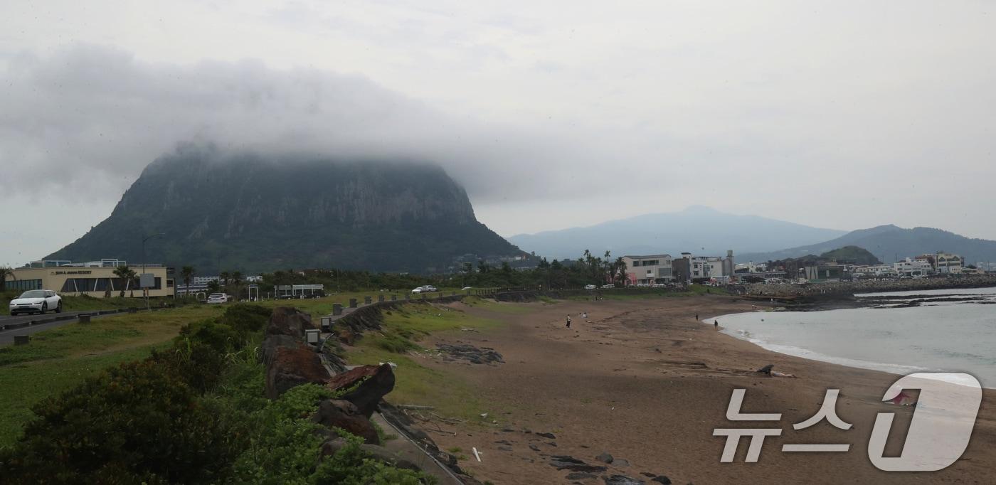 본문 이미지 - 구름에 가려진 제주 서귀포시 안덕면 산방산 정상부. /뉴스1