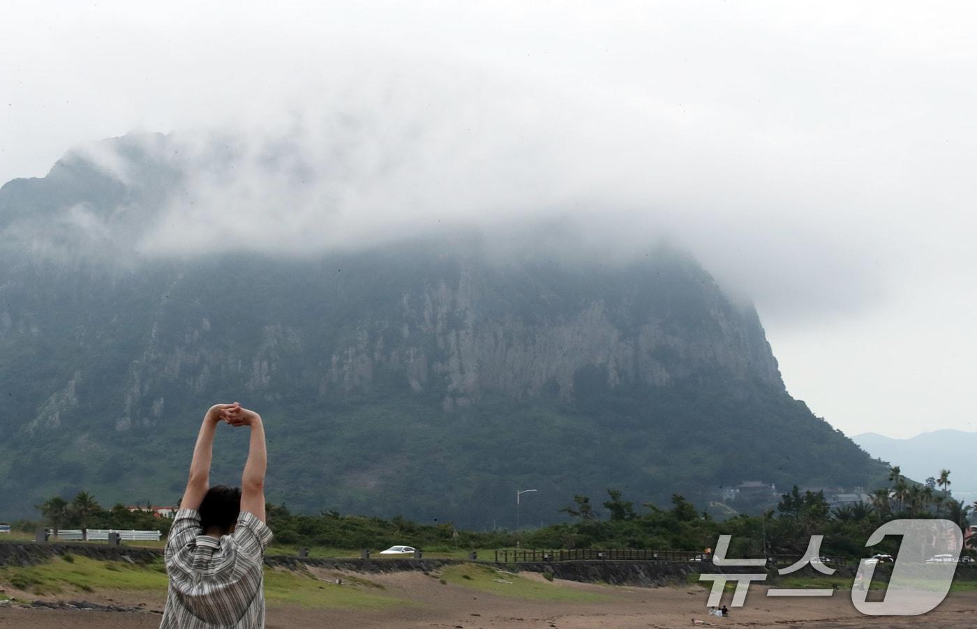 제주 서귀포시 안덕면 산방산 정상부가 구름에 가려져 있다.ⓒ News1 오현지 기자