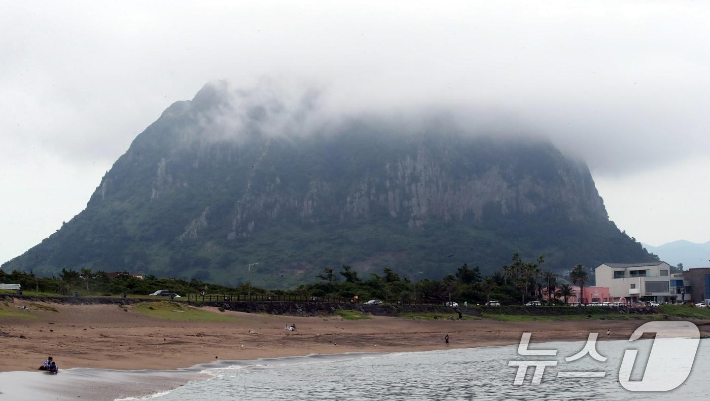 본문 이미지 - 흐린 날씨를 보이는 날 산방산 상부가 구름에 가려져 있다. /뉴스1
