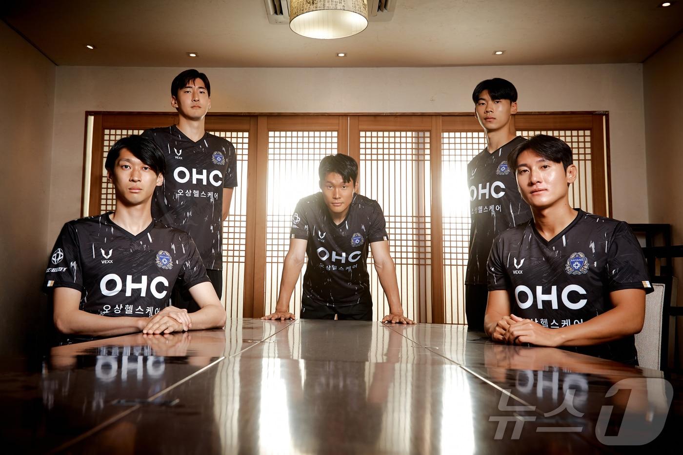 본문 이미지 - 프로축구 K리그2 FC안양(구단주 최대호 안양시장)이 써드 유니폼을 출시했다.(FC안양 제공)/