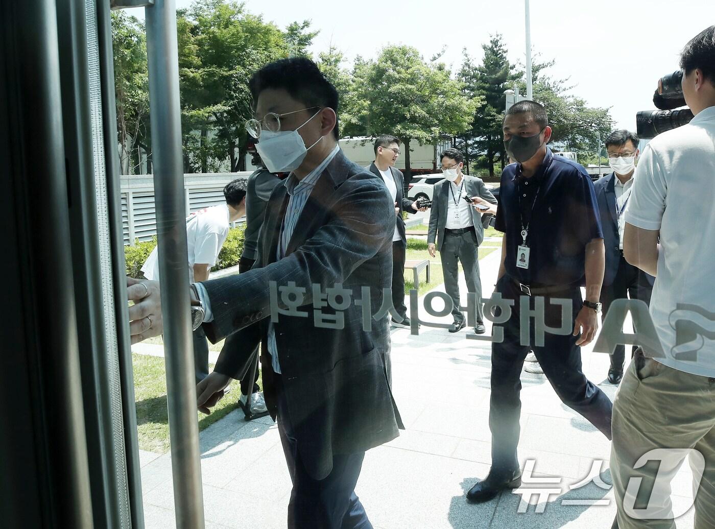 본문 이미지 - 의료계 총파업(집단 휴진) 관련 현장조사에 나선 공정거래위원회 조사관들이 19일 오후 점심 식사 후 조사를 재개하기 위해 서울 용산구 대한의사협회 사무실로 들어서고 있다. 2024.6.19/뉴스1 ⓒ News1 오대일 기자