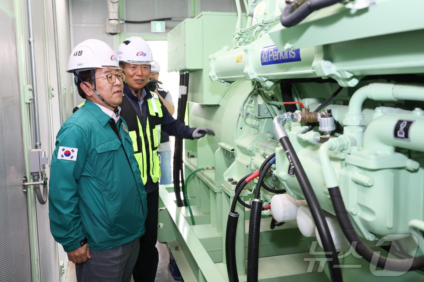 본문 이미지 - 한국서부발전은 전력수요가 절정에 이르는 여름철을 맞아 전력공급 안정을 위한 대책 회의와 발전설비 집중 점검에 나섰다.(사진제공=서부발전)