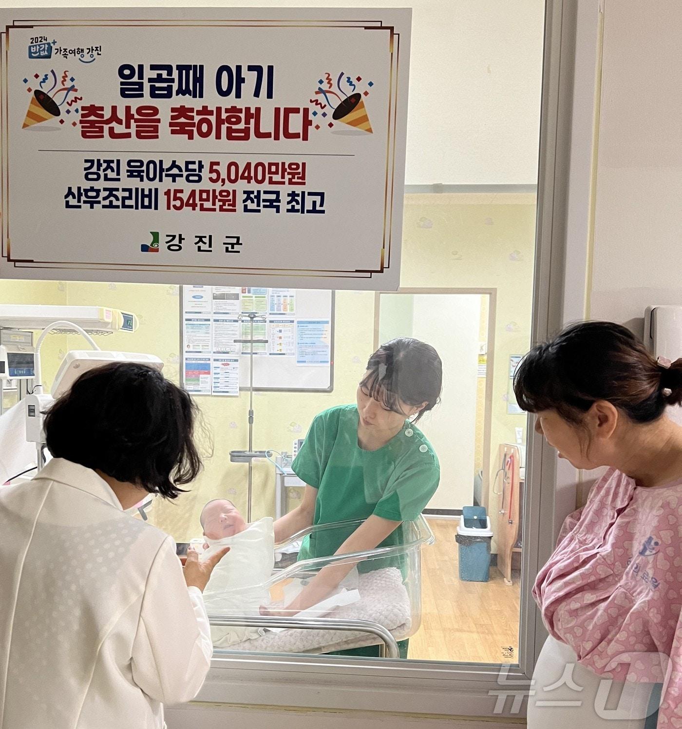 본문 이미지 - 강진에 거주하는 부부의 일곱째 아이를 살펴보는 군 관계자.(강진군 제공) 2024.6.19/뉴스1