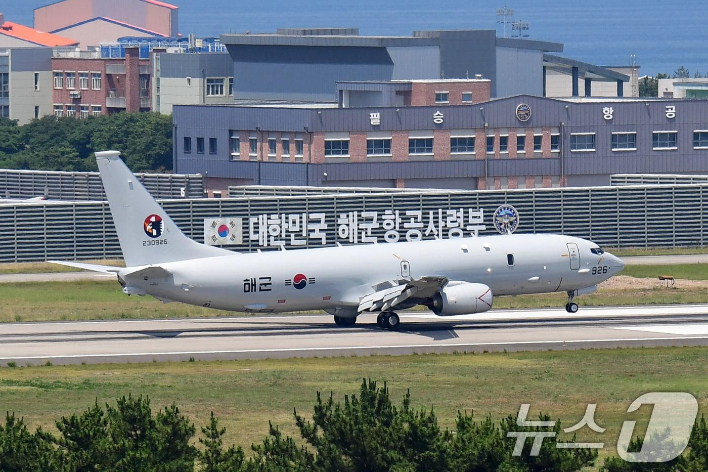 본문 이미지 - 19일 오후 세계 최고 잠수함 킬러로 불리는 최신예 해상초계기-Ⅱ 'P-8A 포세이돈' 3대가 경북 포항 해군항공사령부 활주로에 차례로 착륙하고 있다. 2024.6.19/뉴스1 ⓒ News1 최창호 기자