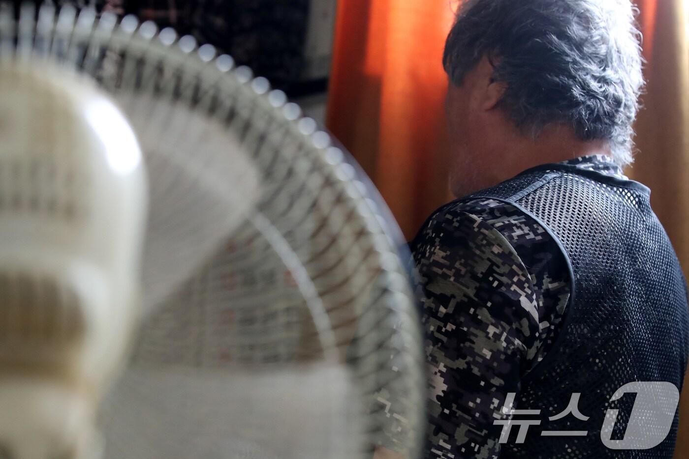 대구의 한 쪽방에서 주민이 선풍기 하나에 의지해 앉아 있다. (뉴스1 자료) ⓒ News1 DB