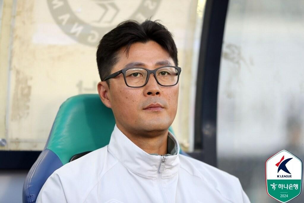 본문 이미지 - 최철우 성남FC 감독. (한국프로축구연맹 제공)