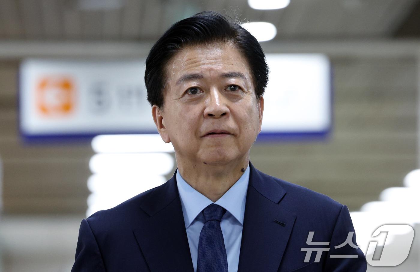 노웅래 전 의원이 19일 오후 서울 서초구 서초동 서울중앙지방법원에서 열린 정치자금법위반 등 공판에 출석하고 있다. 2024.6.19/뉴스1 ⓒ News1 박정호 기자