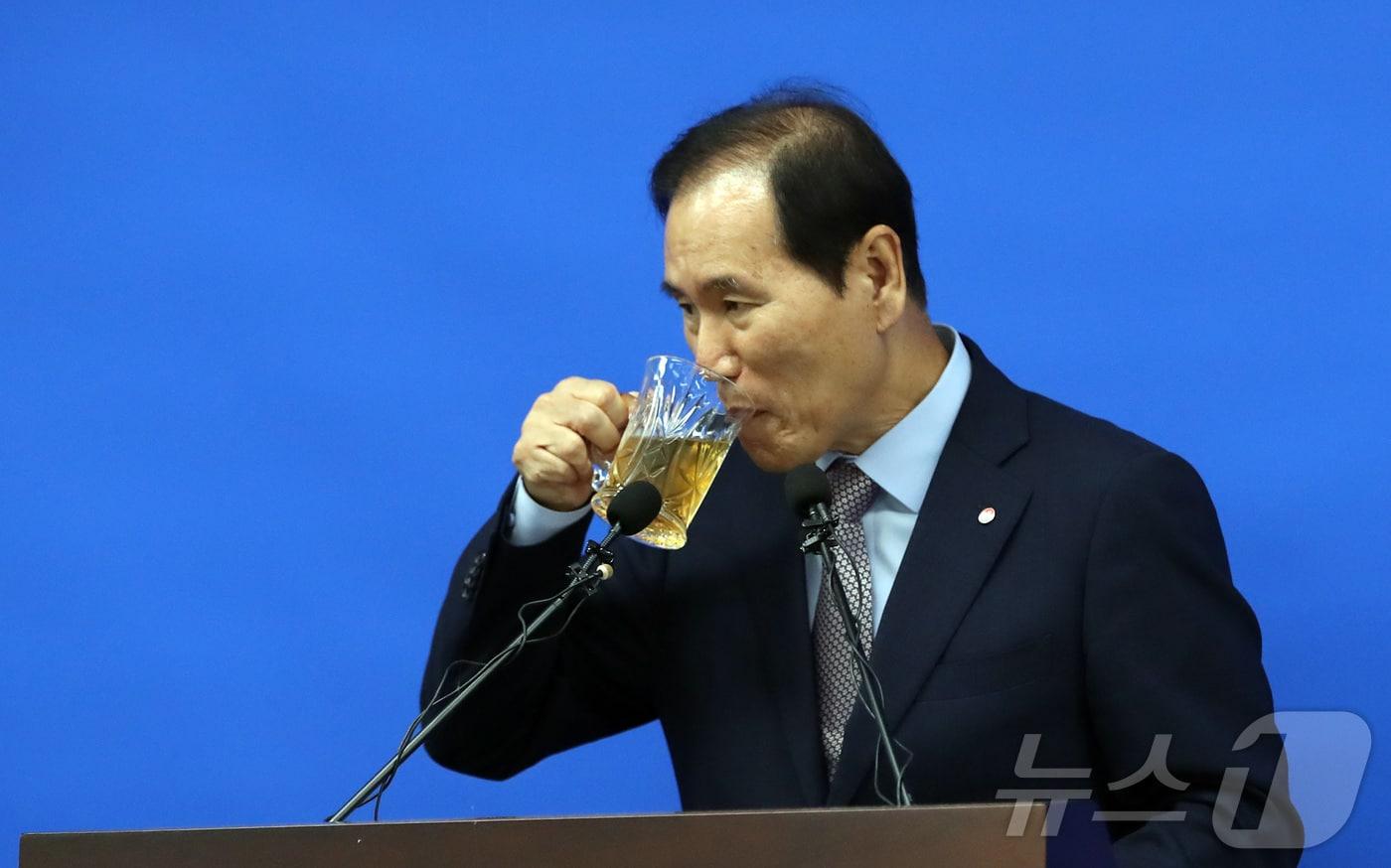 본문 이미지 - 김동섭 한국석유공사 사장이 19일 세종시 정부세종청사 산업통상자원부에서 동해 심해 석유·가스전 개발 관련 해외 기업 투자 유치 진행 현황 브리핑을 하며 물을 마시고 있다.2024.6.19/뉴스1 ⓒ News1 김기남 기자