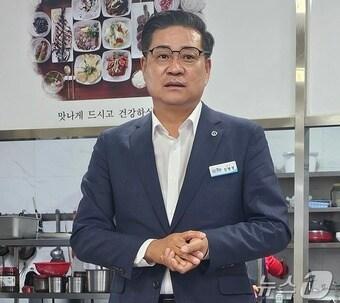 본문 이미지 - 진병영 함양군수가 19일 열린 언론 간담회에서 그동안의 성과와 앞으로의 계획에 대해 설명하고 있다. 2024.6.19 뉴스1/한송학기자
