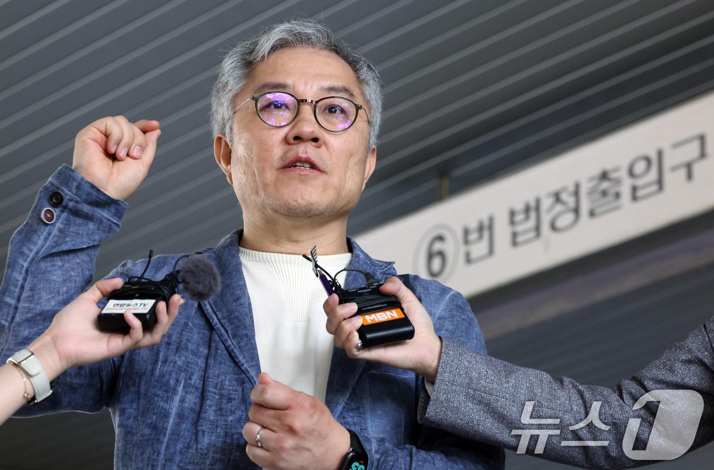 본문 이미지 - 최강욱 전 의원이 19일 오후 서울 서초구 서초동 서울고등법원에서 열린 공직선거법위반 2심 선고 공판을 마친 뒤 나와 취재진에게 입장을 밝히고 있다. 2024.6.19/뉴스1 ⓒ News1 박정호 기자