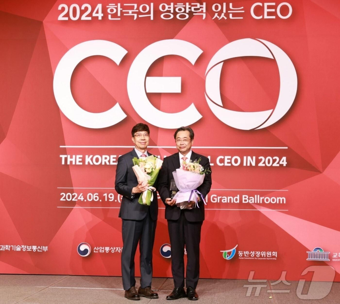 본문 이미지 - 이장호 국립군산대 총장(사진 오른쪽)이 19일 TV조선과 조선일보에서 주관한 교육경영분야 '한국의 영향력 있는 CEO'로 선정됐다.(군산대 제공) 2024.6.19/뉴스1