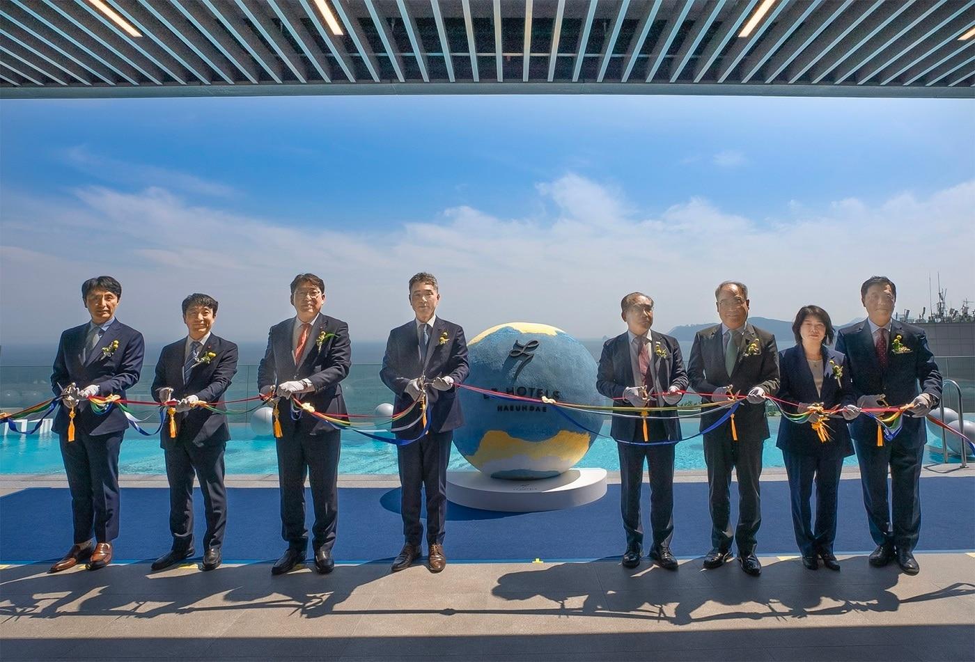 L7 해운대 호텔 오픈 행사 중 (좌측부터) 서광일 L7 해운대 총지배인, 이효섭 롯데호텔앤리조트 리조트&CL본부장, 홍성준 부산롯데호텔 대표이사, 김태홍 롯데호텔앤리조트 대표이사, 이정실 부산관광공사 사장, 손수득 벡스코 대표이사, 임미화 본푸드 대표이사, 조용성 롯데호텔앤리조트 CL부문장이 리본 커팅식을 하고 있다.(롯데호텔앤리조트 제공). 