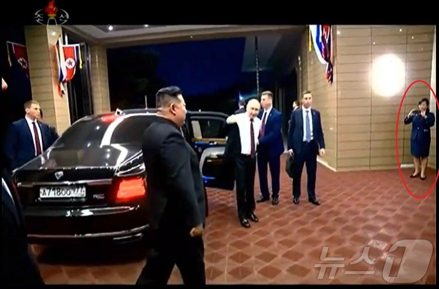 본문 이미지 - 조선중앙TV는 19일 김정은 총비서와 푸틴 대통령이 영빈관 숙소로 들어가는 모습을 공개했다. 이때 현송월 당 부부장이 두 정상의 모습을 사진으로 촬영하는 듯한 모습이 포착됐다.(조선중앙TV 갈무리)