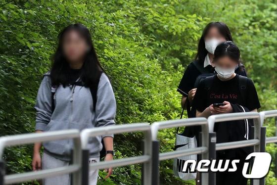 본문 이미지 - 마스크 착용한 학생들. 사진은 이해를 돕기 위한 것으로 기사내용과 직접관련 없음. ⓒ News1