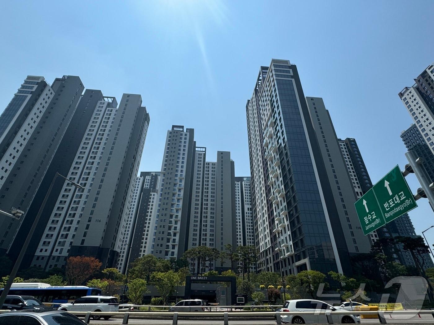 본문 이미지 - 서울 서초구 반포동 래미안 원베일리의 모습. ⓒ News1 한지명 기자