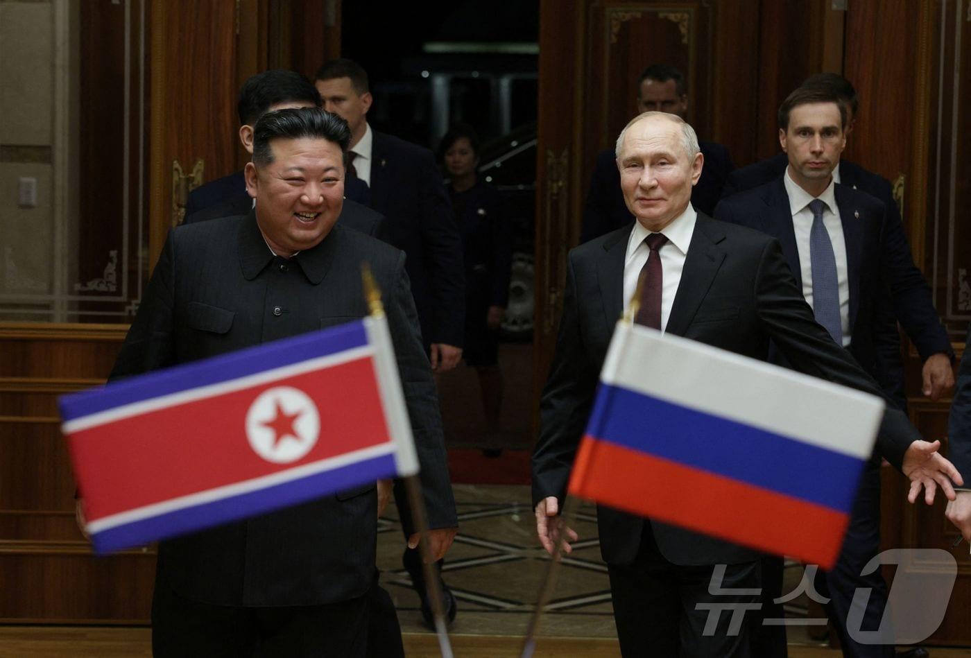 본문 이미지 - 19일 블라디미르 푸틴 대통령(오른쪽)과 김정은 북한 노동당 총비서가 함께 이동하며 함박 웃음을 짓고 있다. 2024.06.19 ⓒ AFP=뉴스1 ⓒ News1 정지윤 기자대통령실이 블라디미르 푸틴 러시아 대통령의 방북에 대해 '묵묵 부답'을 이어가고 있다. 