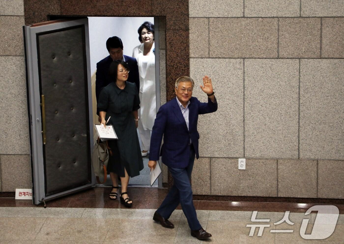 본문 이미지 - 문재인 전 대통령 부부가 지난 6월 19일 광주예술의전당 대극장에서 열린 피아니스트 임윤찬의 공연을 보기 위해 공연장으로 들어가고 있다. 2024.6.19/뉴스1 ⓒ News1 이수민 기자