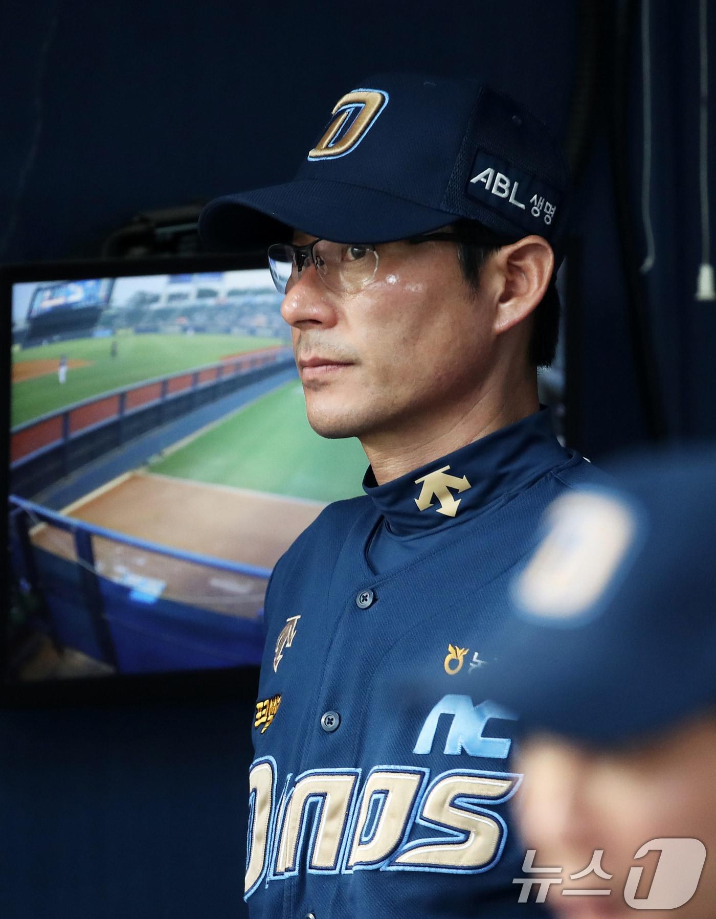 본문 이미지 - 강인권 NC 감독이 19일 오후 서울 송파구 잠실야구장에서 열린 프로야구 '2024 신한 SOL 뱅크 KBO리그' NC 다이노스와 두산 베어스의 경기를 지켜보고 있다. 2024.6.19/뉴스1 ⓒ News1 오대일 기자