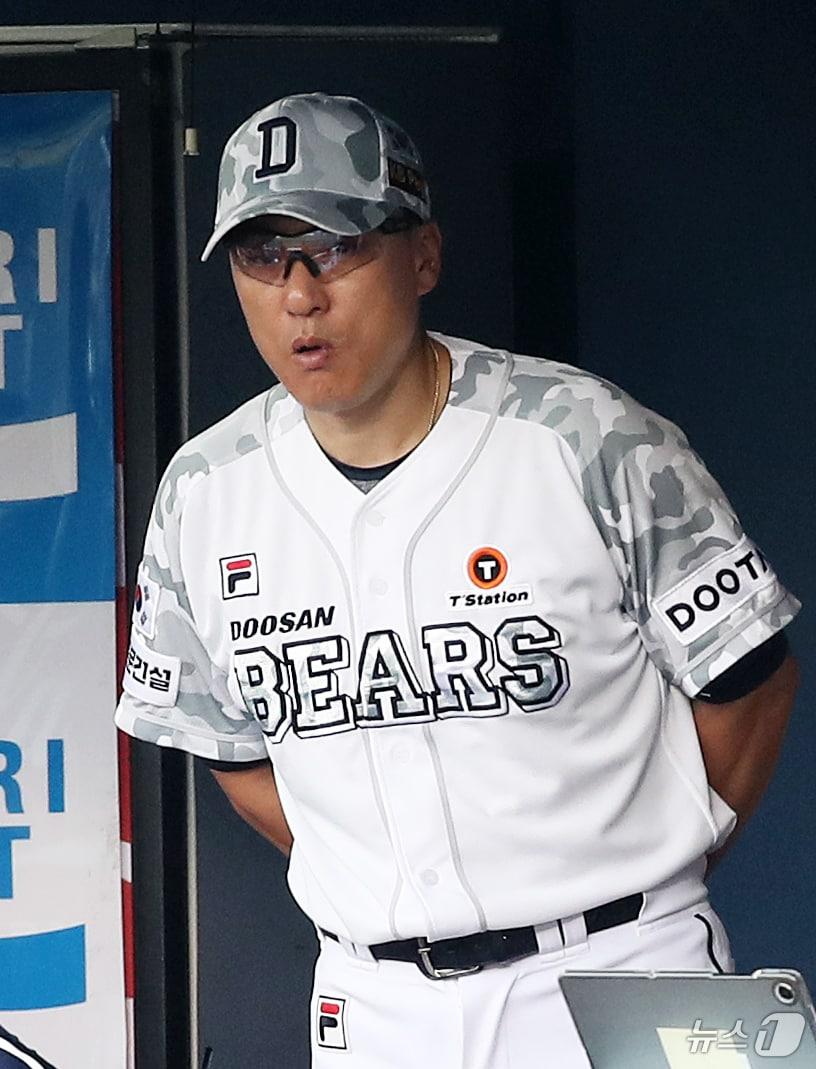 본문 이미지 - 이승엽 두산 감독이 19일 오후 서울 송파구 잠실야구장에서 열린 프로야구 '2024 신한 SOL 뱅크 KBO리그' NC 다이노스와 두산 베어스의 경기를 지켜보고 있다. 2024.6.19/뉴스1 ⓒ News1 오대일 기자