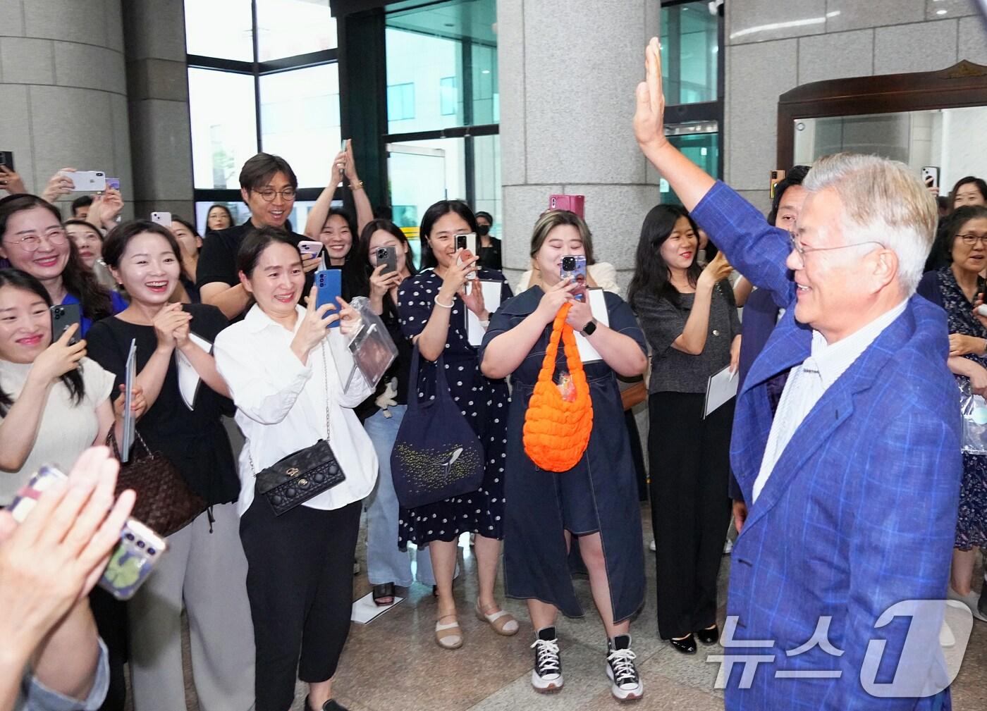 본문 이미지 - 문재인 전 대통령이 19일 광주예술의전당 대극장에서 열린 피아니스트 임윤찬의 공연을 보기 위해 공연장으로 들어가고 있다. 2024.6.19/뉴스1 ⓒ News1 이수민 기자