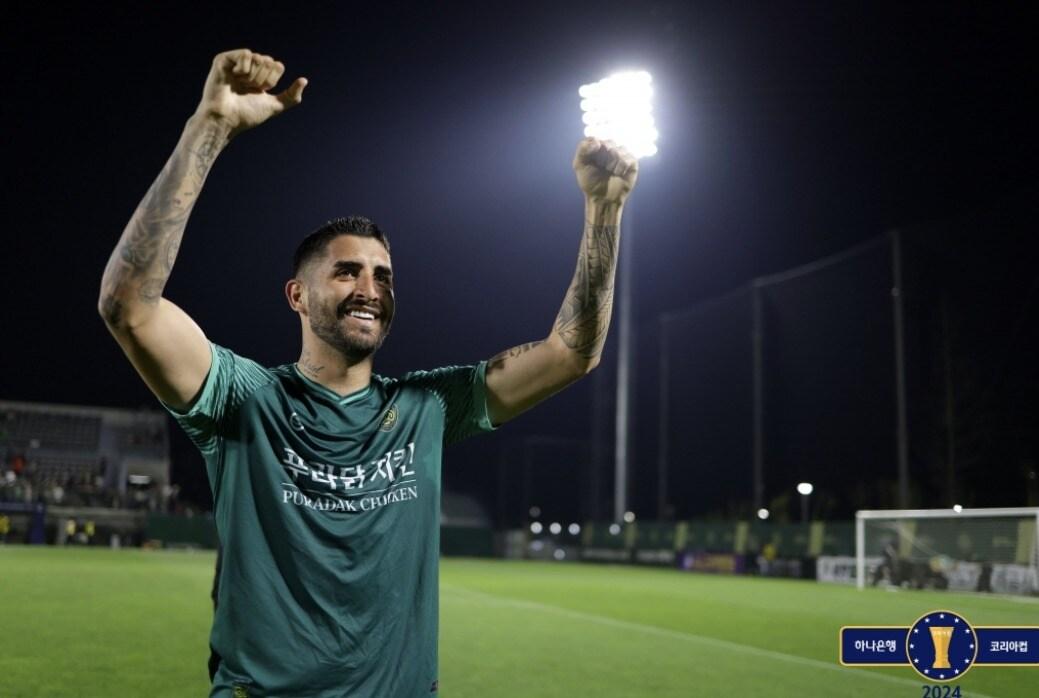 본문 이미지 - 김포FC가 19일 열린 코리아컵 16강전에서 전북 현대를 1-0으로 이겼다. 사진은 결승골을 넣은 브루노. (대한축구협회 제공)