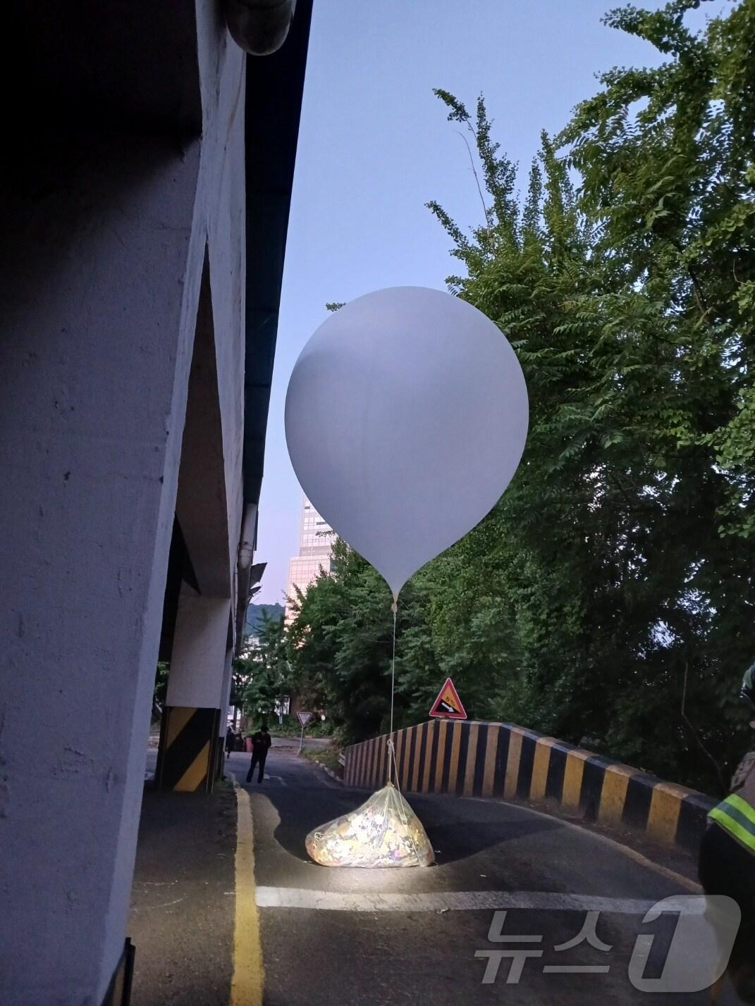 본문 이미지 - 인천시 미추홀구 용현동 운전학원에서 발견된 오물풍선&#40;인천소방본부 제공&#41;/뉴스1