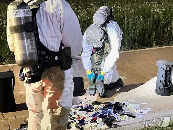 본문 이미지 - 북한이 지난 1일 저녁부터 남한으로 날려보낸 오물풍선이 600개에 달하는 것으로 확인됐다. 지난달 말 날려보낸 오물풍선(260여 개)의 2배가 넘는 양이다. 합동참모본부는 2일 국방부 출입기자단에 "현재까지 북한은 대남 오물풍선 약 600개를 부양했다＂라고 밝혔다. 합참에 따르면 북한은 지난 1일 저녁 8시쯤부터 대남 오물풍선을 부양하기 시작했다. 1일 밤 11시 기준 서울·경기지역에서 식별된 오물풍선은 약 90개였다. 사진은 서울 성동구 마장동에서 발견된 대남 오물풍선 내용물. (합참 제공) 2024.6.2/뉴스1 ⓒ News1 박지혜 기자