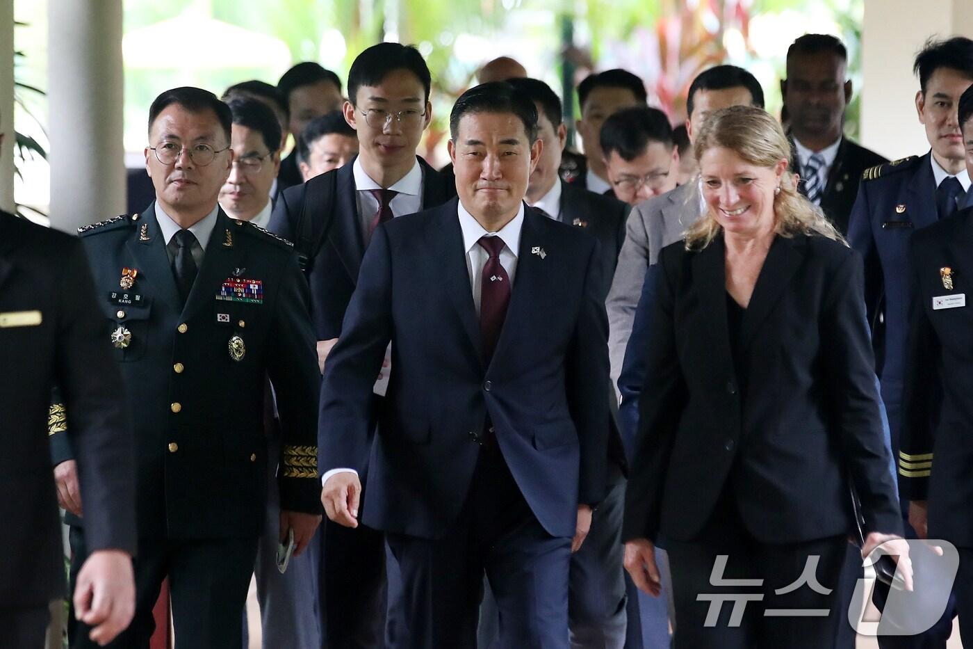 신원식 국방부 장관이 2일 싱가포르 샹그릴라 호텔에서 열린 제21차 아시아안보회의(샹그릴라 대화) 계기 한-미 국방장관 회담에 참석하고 있다. 2024.6.2/뉴스1 ⓒ News1 이승배 기자