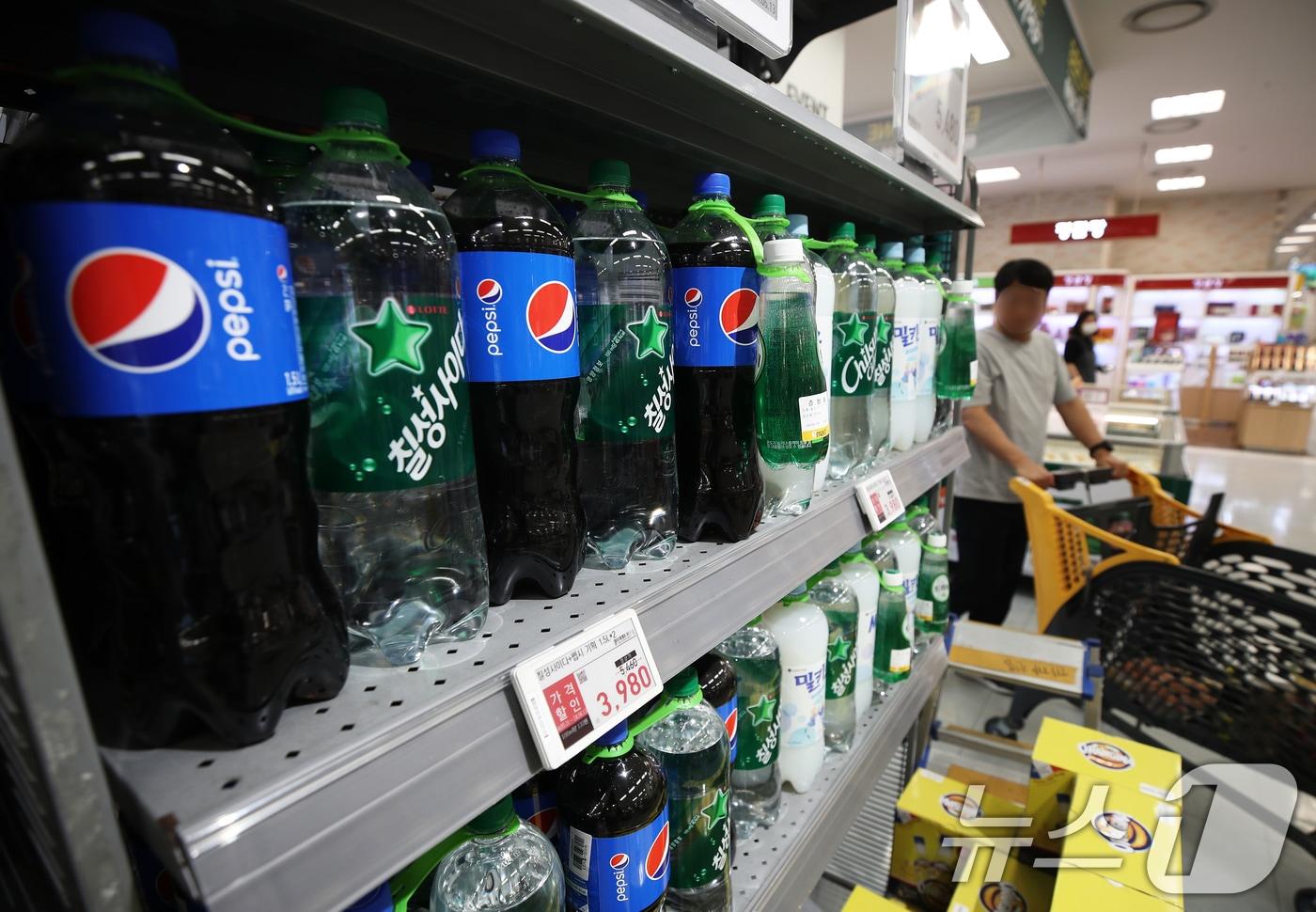 본문 이미지 - 서울의 한 대형마트에 음료가 진열되어 있다. /뉴스1 ⓒ News1 오대일 기자