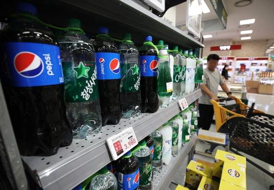 본문 이미지 - 대형마트에 펩시콜라와 칠성사이다가 진열돼 있는 모습..2024.6.2/뉴스1 ⓒ News1 오대일 기자