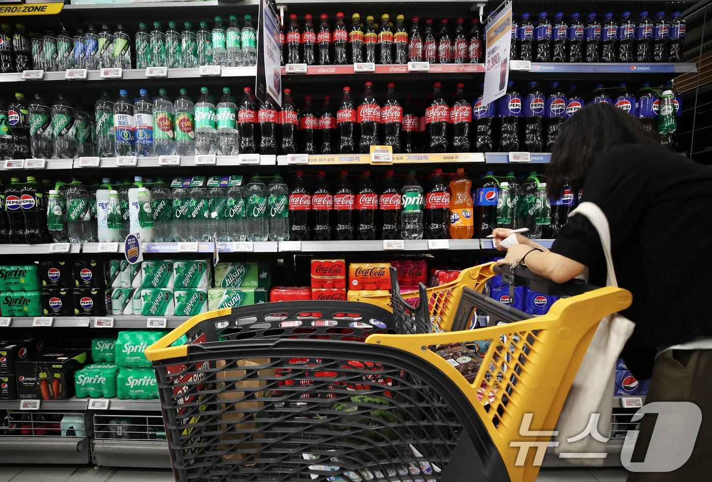 본문 이미지 - 서울 한 대형마트에 탄산음료가 진열되어 있다./뉴스1 ⓒ News1 오대일 기자