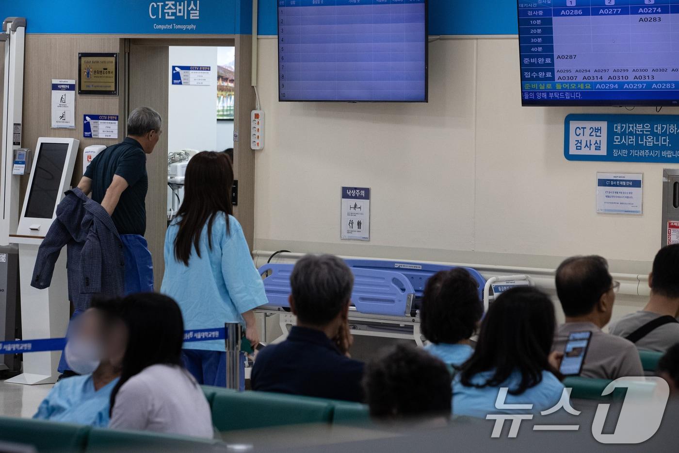 지난해 6월 2일 서울 시내 한 대학병원에서 환자들이 CT촬영을 기다리고 있다. /뉴스1 ⓒ News1 유승관 기자