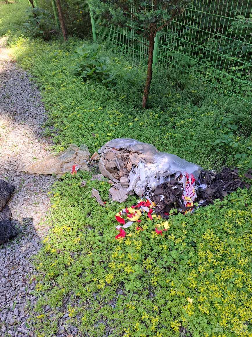 본문 이미지 - 오전 9시8분쯤 강원 홍천군 영귀미면 후동리의 한 주택 뒤에서 북한 오물풍선으로 추정되는 베이지색의 풍선이 발견됐다. (강원도 소방본부 제공) 2024.6.2/뉴스1