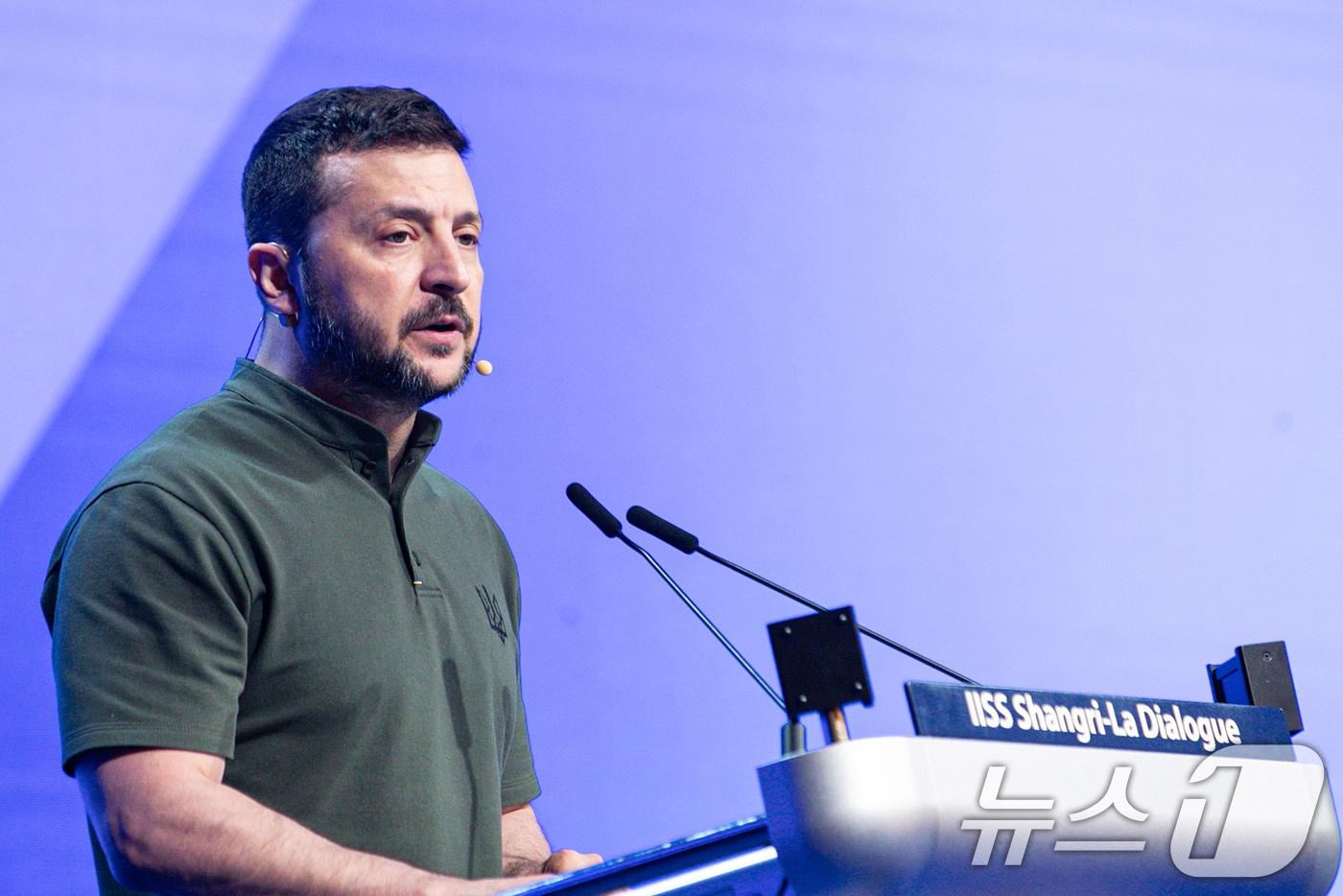 본문 이미지 - 볼로디미르 젤렌스키 우크라이나 대통령이 2일 싱가포르 샹그릴라 호텔에서 열린 제21차 아시아안보회의(샹그릴라 대화)에서 연설하고 있다. 2024.6.2/뉴스1 ⓒ News1 이승배 기자