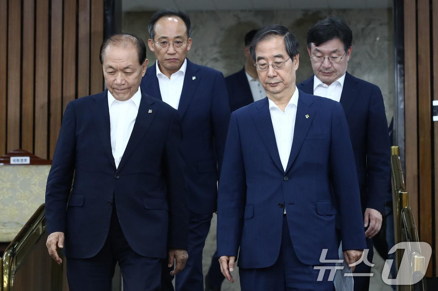 본문 이미지 - 한덕수 국무총리와 황우여 국민의힘 비상대책위원장, 추경호 원내대표, 성태윤 대통령비서실 정책실장이 2일 오후 서울 여의도 국회에서 열린 제17차 고위당정협의회에 참석하고 있다. 이날 고위당정협의회에선 물가동향 및 대응방향, 군 안전사고 재발 방지 대책, 의료개혁 추진계획, 전세사기 피해자 지원 대책 등을 논의한다.2024.6.2/뉴스1 ⓒ News1 이광호 기자