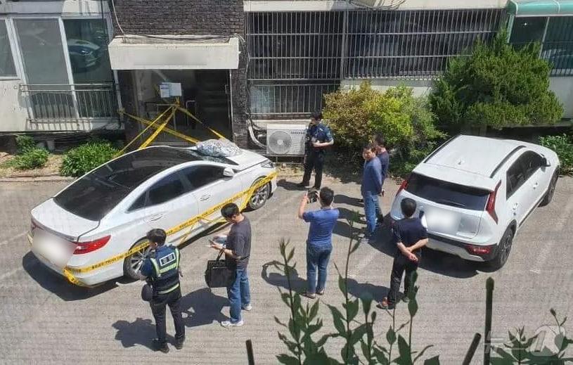 본문 이미지 - 2일 오전 10시 22분께 경기도 안산시 단원구의 한 빌라 주차장에, 북한에서 날아온 것으로 추정되는 오물 풍선이 떨어졌다. 풍선은 주차장에 주차돼 있던 승용차에 떨어져 앞유리창이 박살 났다. 다행히 당시 승용차에는 아무도 탑승해있지 않아 다친 사람은 없었다.(독자제공)2024.6.2/뉴스1