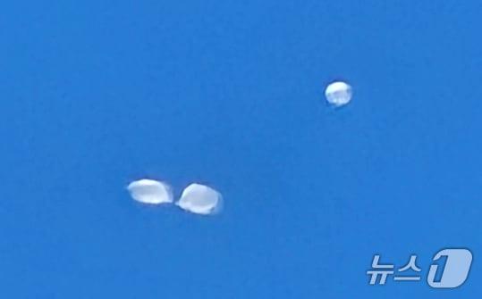 본문 이미지 - 대구지역에서 3일 북한이 부양한 '오물풍선'이 포착됐다는 신고가 들어왔으나 오인 신고인 것으로 밝혀졌다. 2일 오전 파주시 일원에서 북한이 날려 보낸 오물 풍선이 우리나라로 들어오고 있다. (독자 제공) (사진은 기사 내용과 무관함) 2024.6.2/뉴스1 ⓒ News1 김명섭 기자