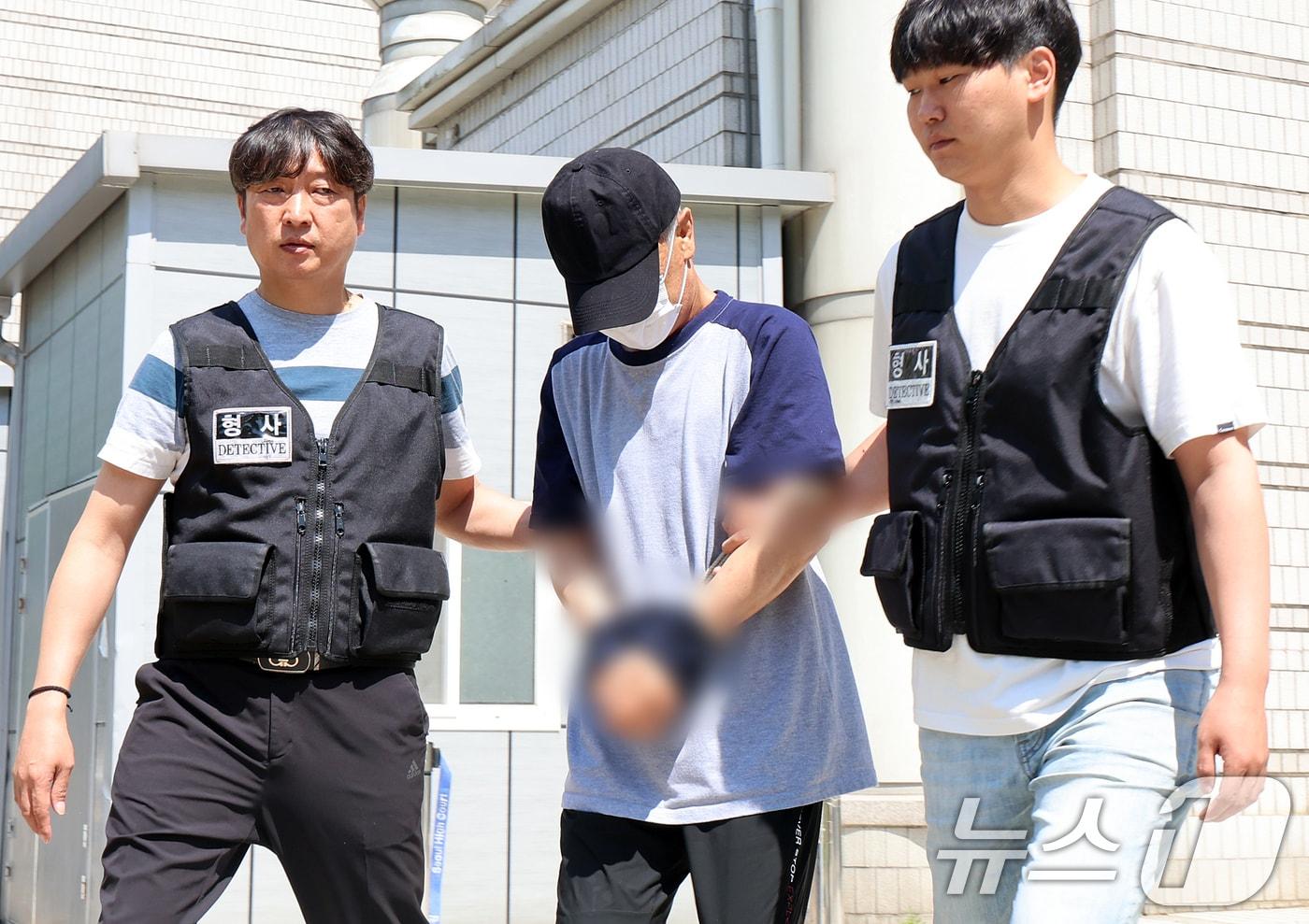 강남의 한 오피스텔에서 모녀를 살해하고 달아난 혐의(살인)를 받는 60대 남성 박모 씨가 2일 오후 서울 서초구 서울중앙지방법원에서 열린 구속 전 피의자 심문(영장심사)를 마친 뒤 호송 차량으로 이동하고 있다. 2024.6.2/뉴스1 ⓒ News1 김진환 기자