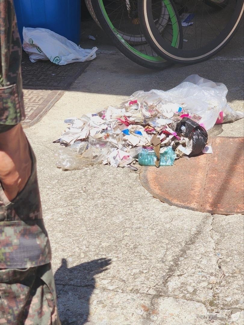 본문 이미지 - 서울 성동구에서 발견된 '오물풍선' 잔여물의 모습. (독자 제공)