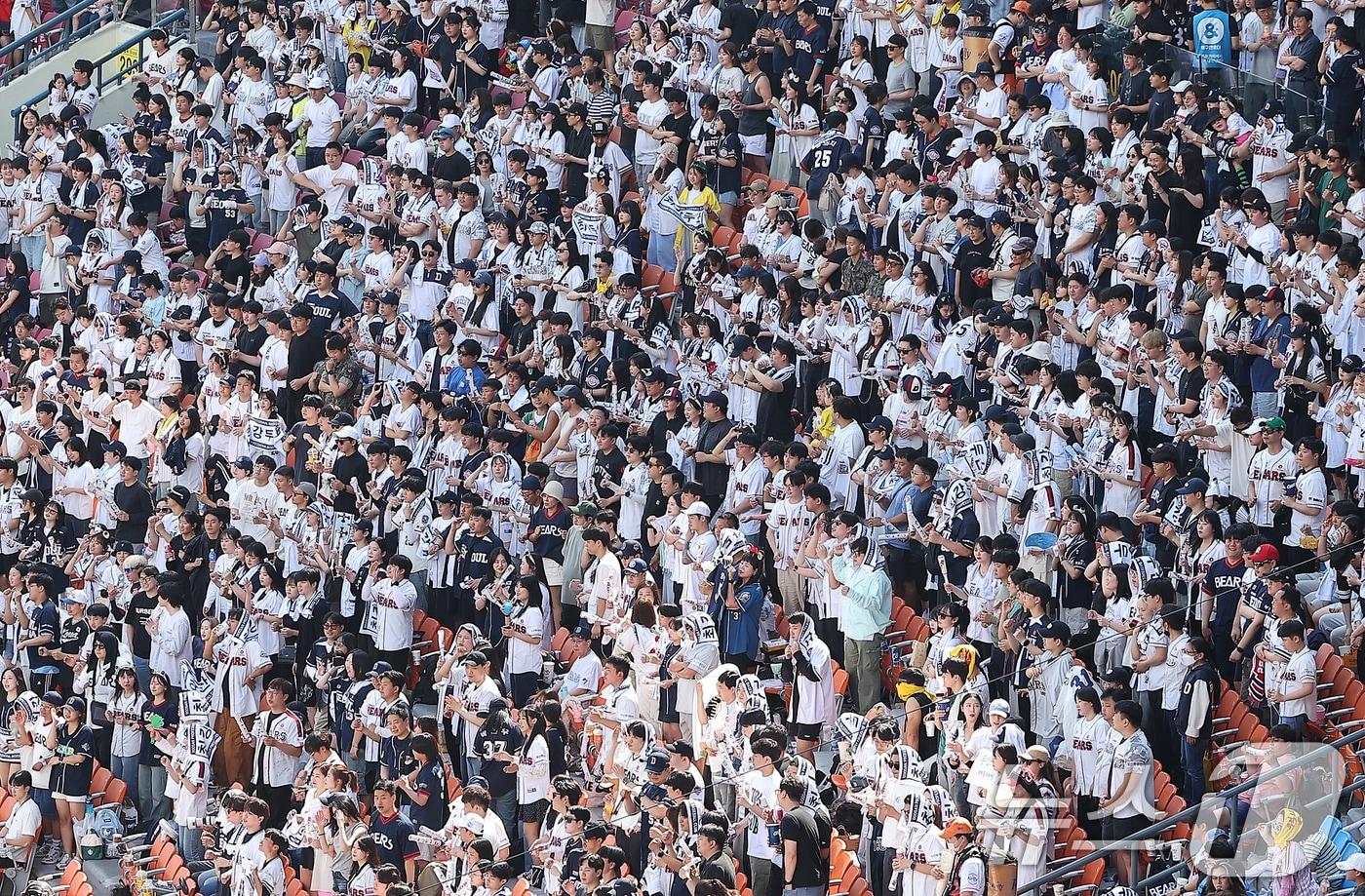 2일 오후 서울 송파구 잠실야구장에서 열린 프로야구 '2024 신한 SOL 뱅크 KBO리그' LG 트윈스와 두산 베어스의 경기에서 야구팬들이 열정적인 응원을 펼치고 있다. KBO는 지난 1일 전국 5개 구장에 10만1천470명이 입장해 시즌 총관중 409만6천149명을 기록했다고 발표했다. 2024.6.2/뉴스1 ⓒ News1 김진환 기자