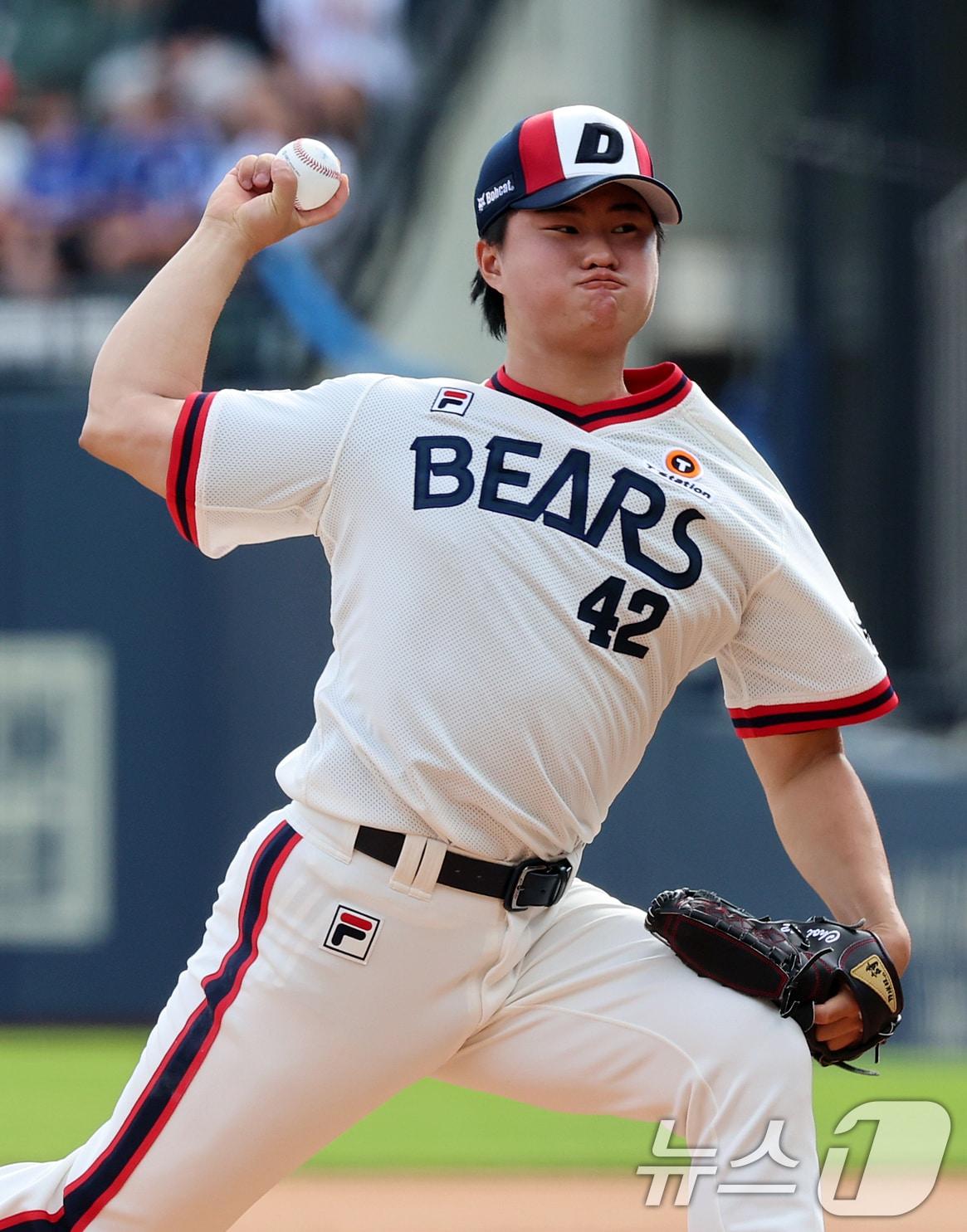 본문 이미지 - 2일 오후 서울 송파구 잠실야구장에서 열린 프로야구 '2024 신한 SOL 뱅크 KBO리그' LG 트윈스와 두산 베어스의 경기, 두산 최지강이 8회초 등판해 힘차게 공을 던지고 있다. 2024.6.2/뉴스1 ⓒ News1 김진환 기자