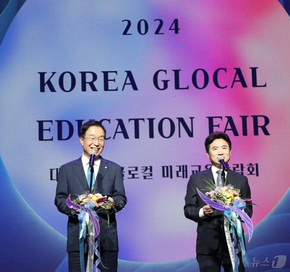 본문 이미지 - 김대중 전남교육감(오른쪽)과 임종식 경북교육감이 2일 글로컬 미래교육박람회 폐막식에서 폐막을 선언하고 있다.(전남도교육청 제공)2024.6.2./뉴스1